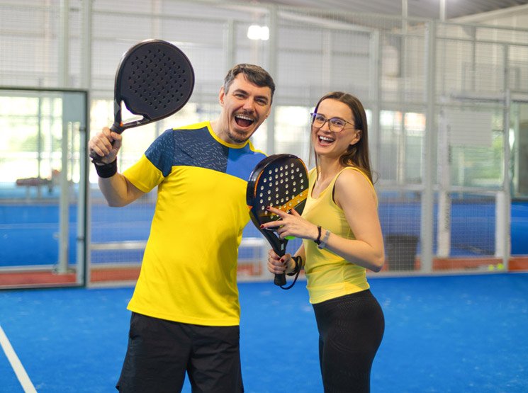 Fabricación e instalación de pistas de pádel con estructura galvanizada, vidrio templado y césped profesional España