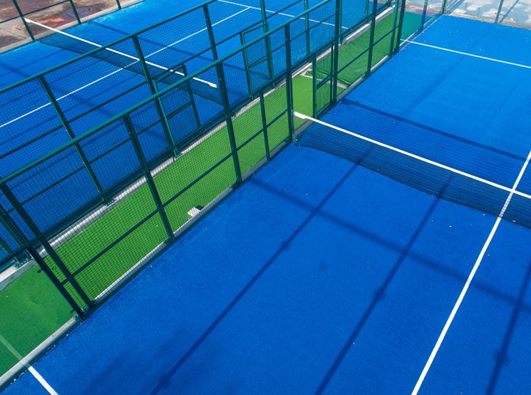 Pistas de pádel con césped fibrilado de 10–12 mm en España
